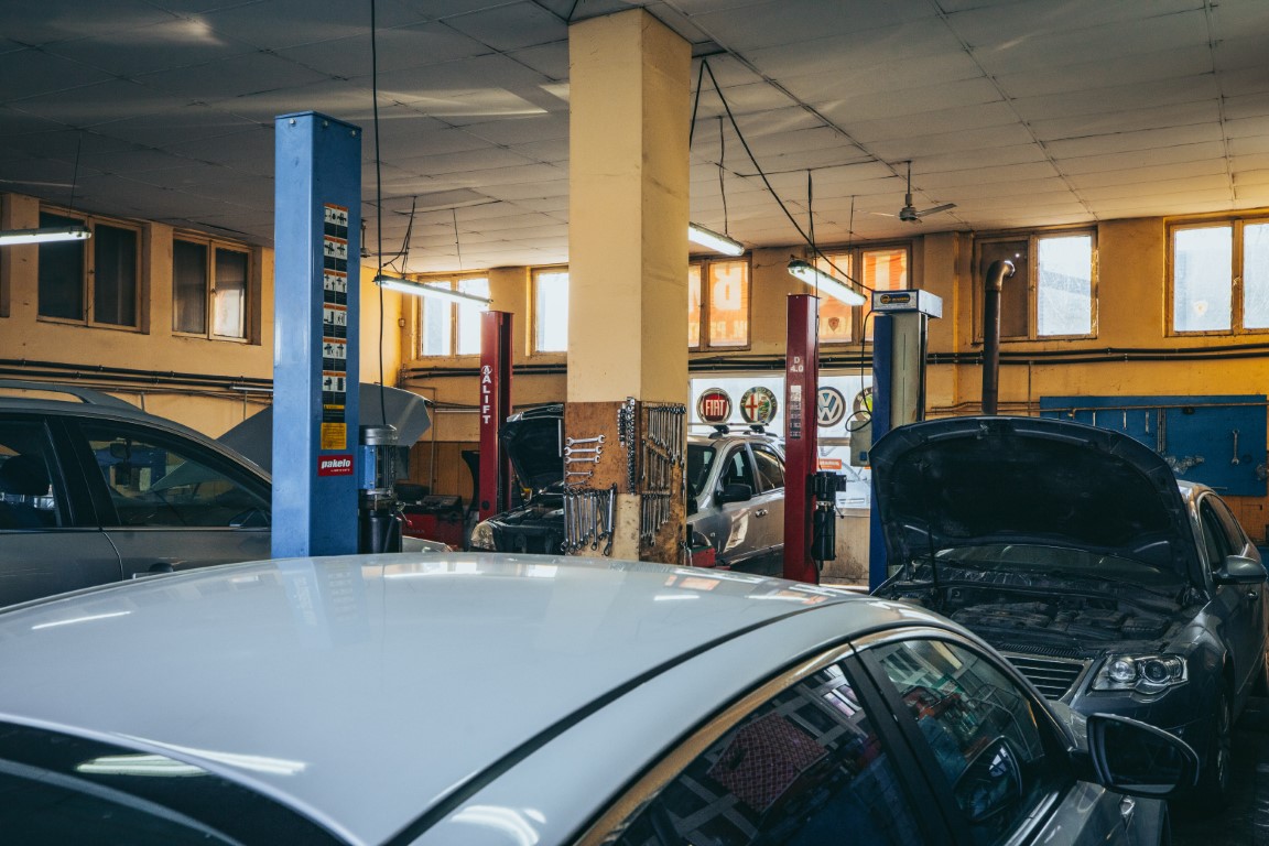 Автомобили в сервизната база на Стар Сервиз